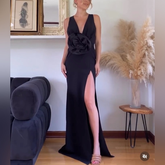 Black dress - Picture 3 of 3